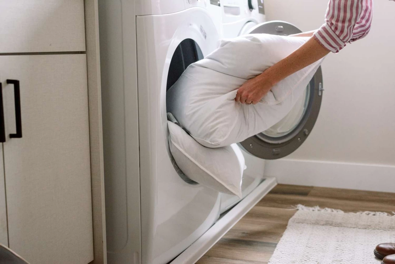 چگونه بالش‌ها را در ماشین لباسشویی بشوییم؟