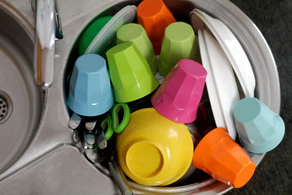 شستشوی چربی ظروف پلاستیکی در 5 گام