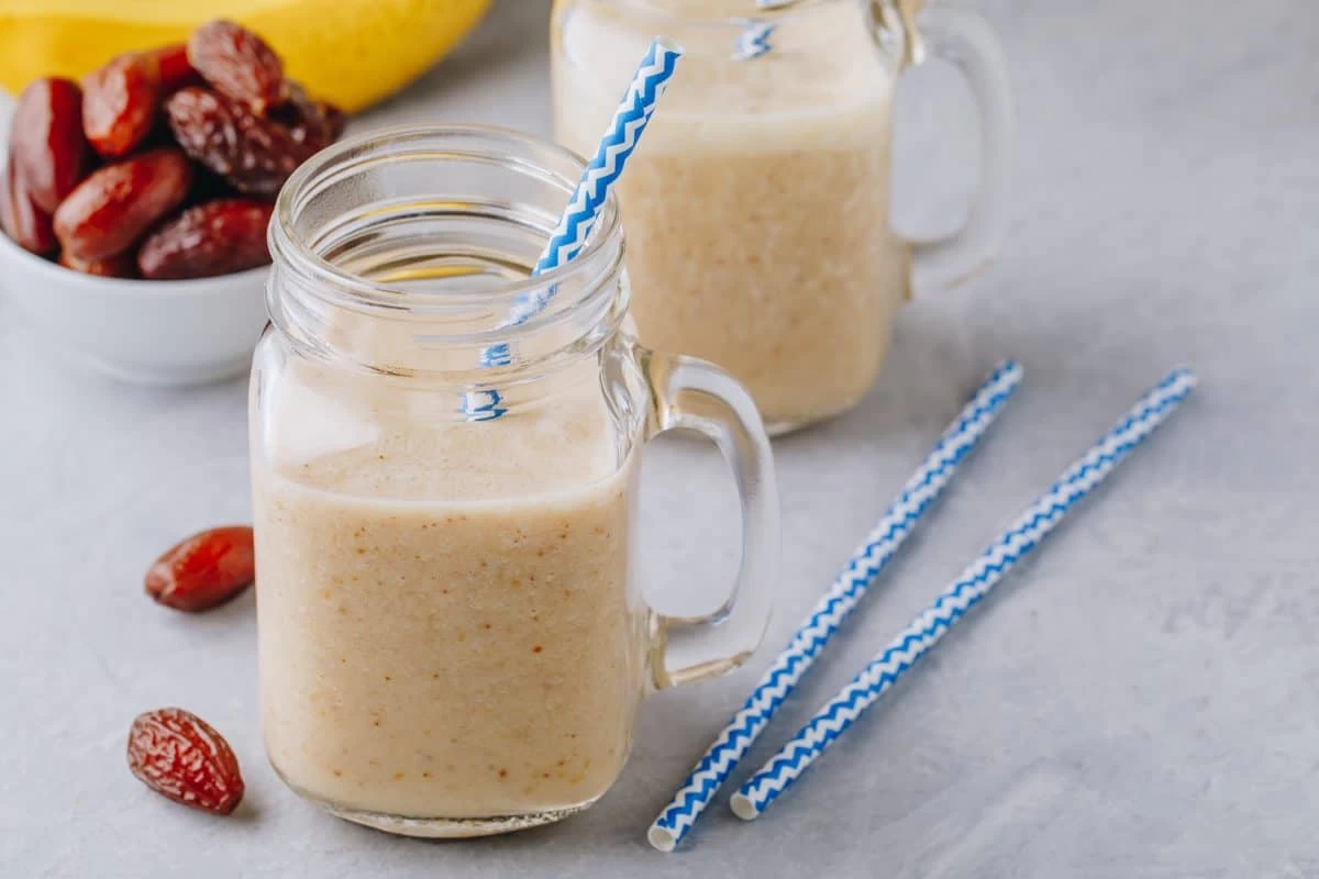 اسموتی خرما با ماست و وانیل