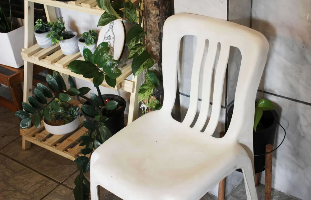 صندلی‌ پلاستیکی سفید را چگونه لکه بری کنیم؟