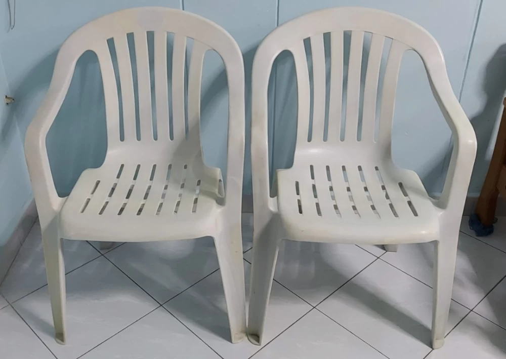 صندلی‌ پلاستیکی سفید را چگونه لکه بری کنیم؟