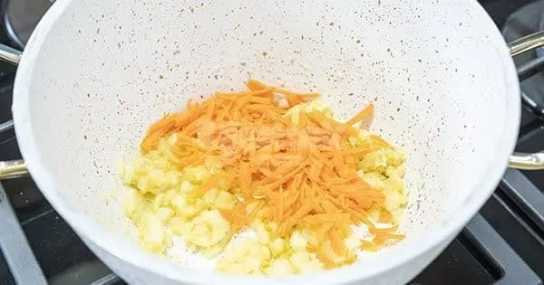 اضافه کردن هویج به سوپ مرغ