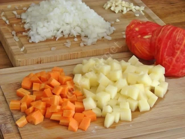 آماده سازی مواد اولیه خوراک لوبیا
