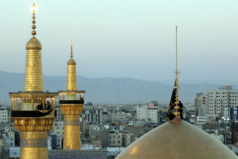 تعویض پرچم گنبد حرم منور رضوی