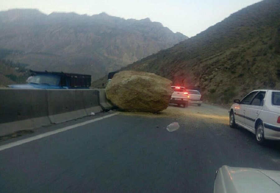 بر اثر ریزش سنگ در جاده چالوس یک نفر جان باخت