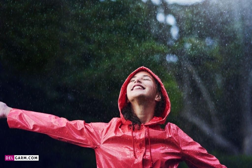 عکس باران و پنجره