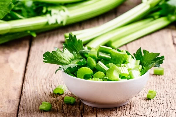 خواص کرفس برای پوست