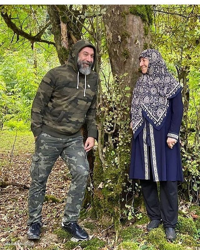 عکس علی انصاریان و مادرش در جنگل های شمال