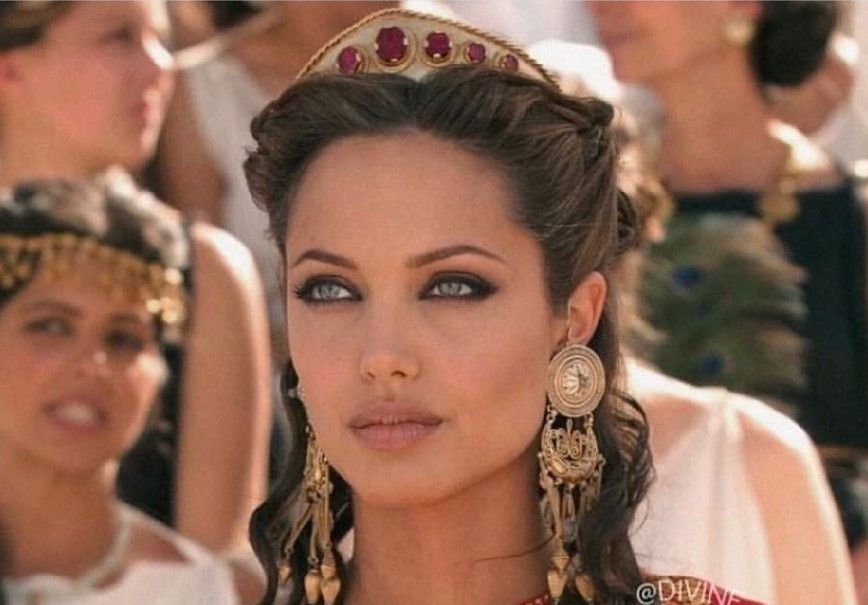 تصاویر جدید از آنجلینا جولی و دخترش در حال خرید!