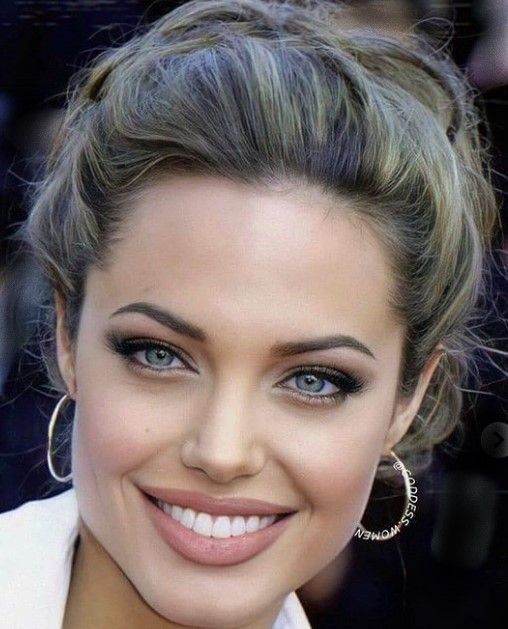 تصاویر جدید مشهورترین بازیگر آمریکایی همراه دخترش در کامبوج!