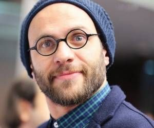 چهره متفاوت بازیگر معروف با کلاه های مختلف !