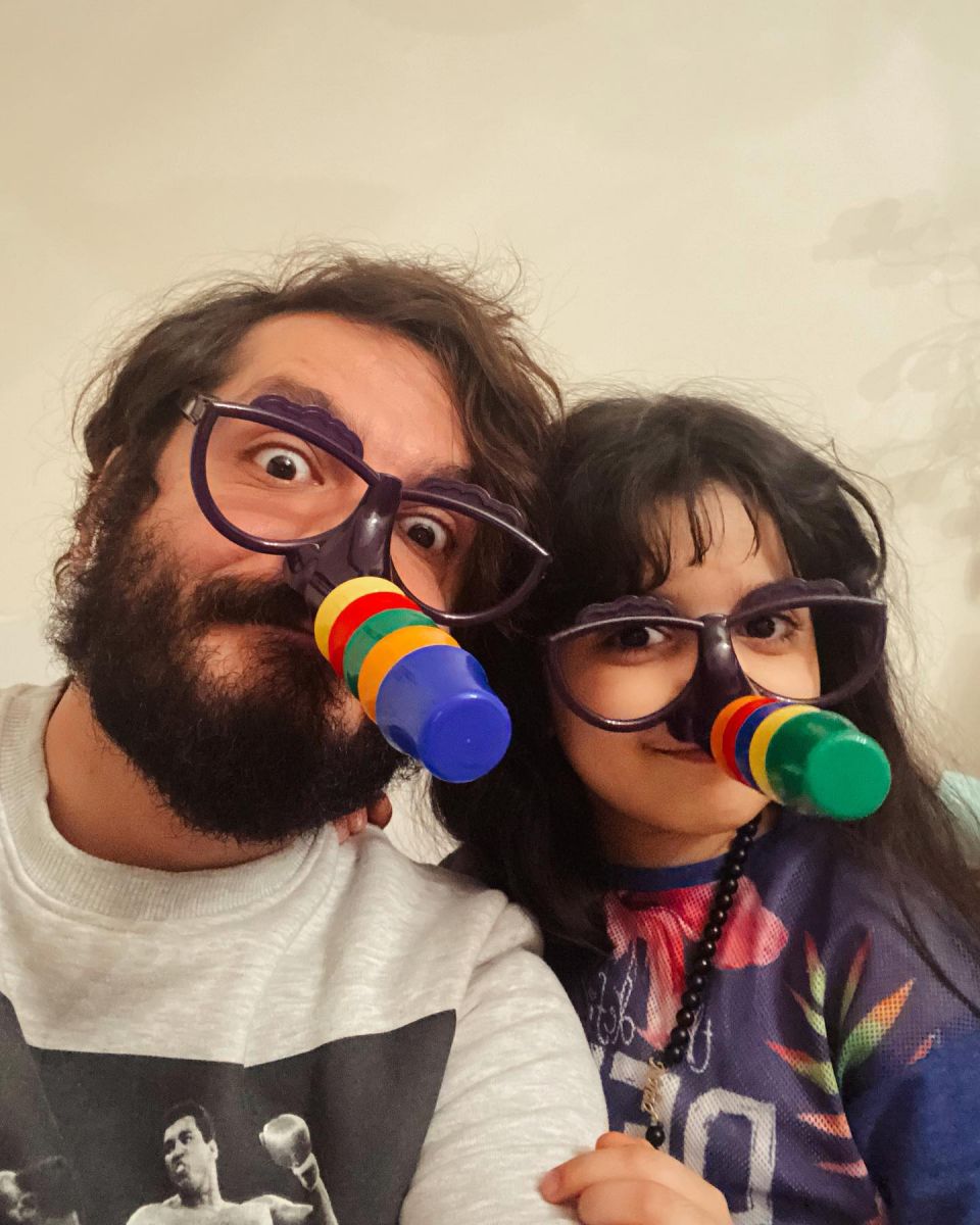 عکس عجیب عباس غزالی از دست هایش!