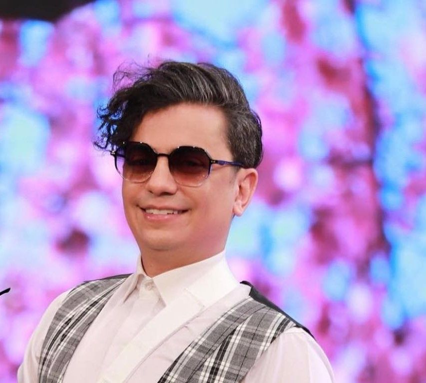 محسن ابراهیم زاده در کنار ماشین فوق لاکچری!