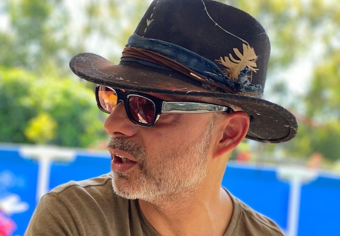 حیوان خانگی بامزه پیمان معادی با ژست مظلومانه!