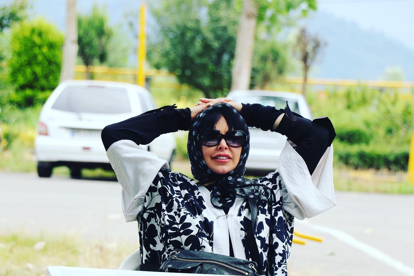 ژست عجیب فلور نظری با بطری آب معدنی! ژست عجیب فلور نظری با بطری آب معدنی!