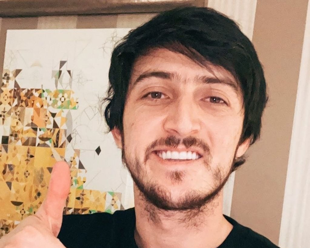 سردار آزمون و دوستای خارجی اش در استخر لاکچری شیشه ای!