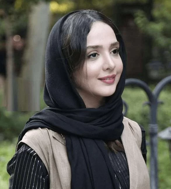 سلفی عاشقانه تازه عروس سینمای ایران در ماشین لوکسشان