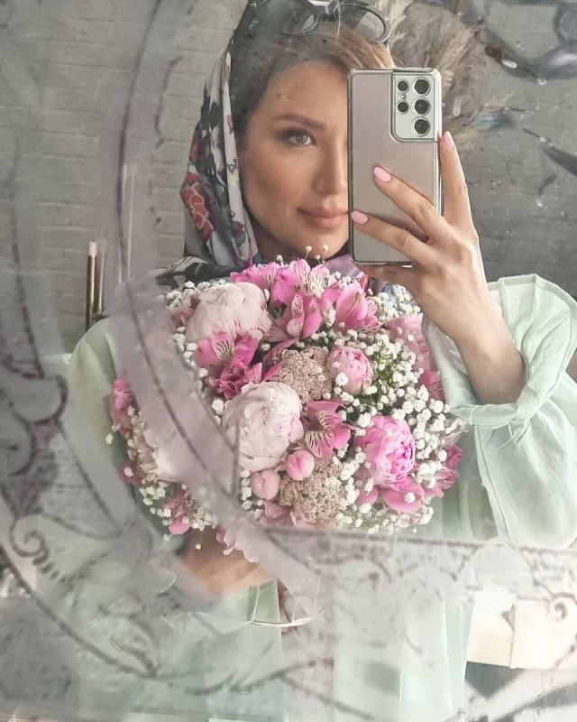تنوع مدل های مانتو همسر بهرام رادان / برای عید نوروز ایده بگیر