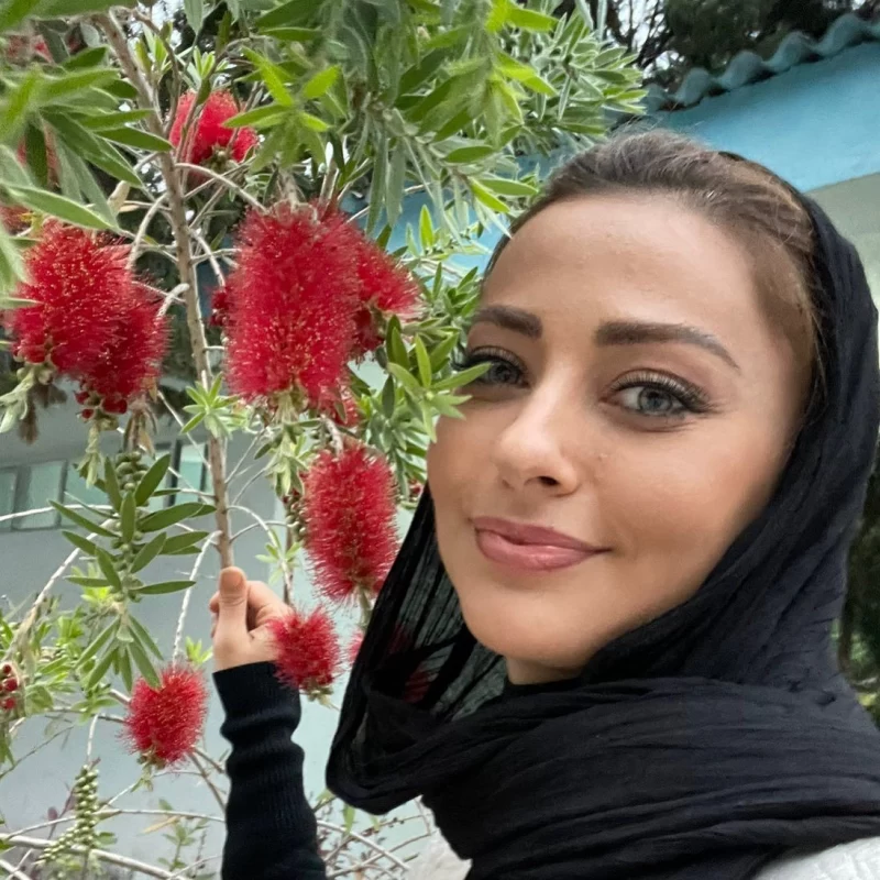 نفیسه روشن با استایل ست خردلی اش خودنمایی کرد