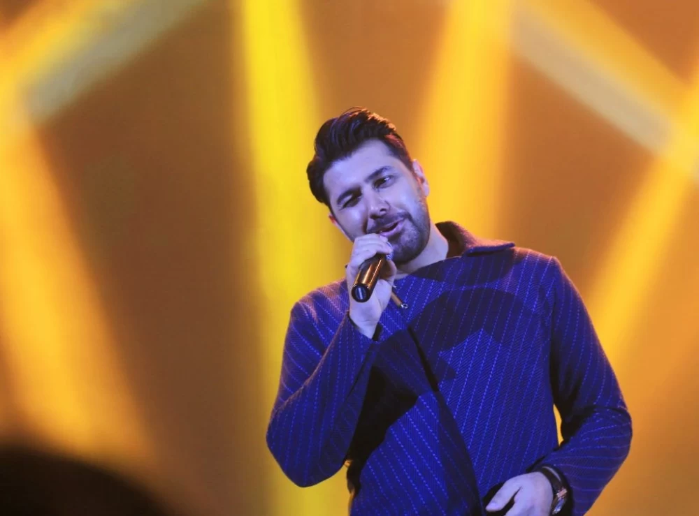 اجرای عجیب احسان خواجه امیری در کنسرتش / ویدیو