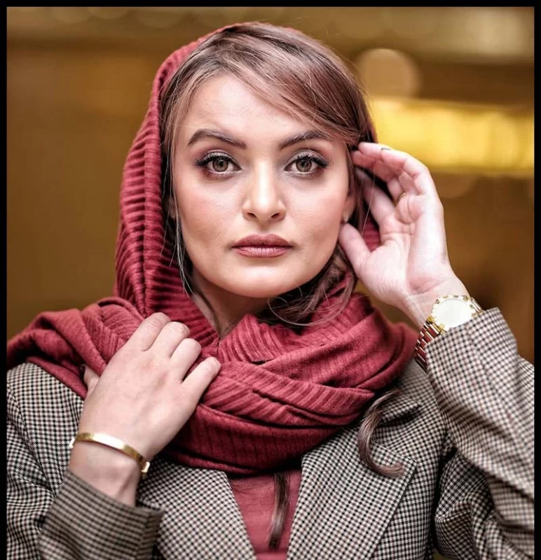 استایل دانشجویی و خاص نیلوفر پارسا در یک عکس هنری زیبا