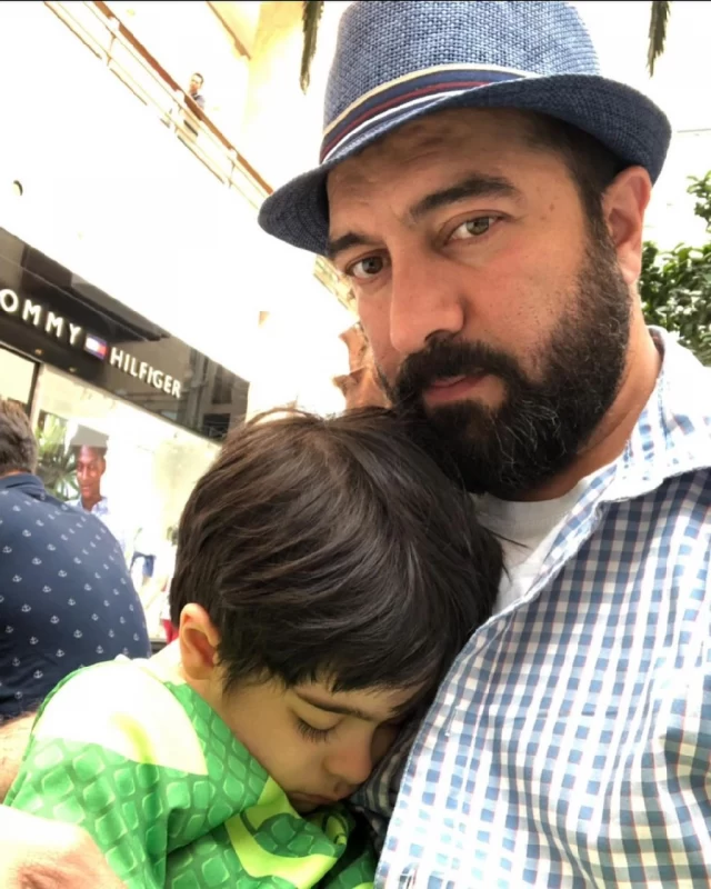 مجید صالحی در کنار مادر مرحومش