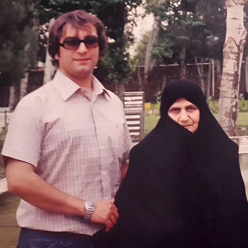 مجید صالحی در کنار مادر مرحومش