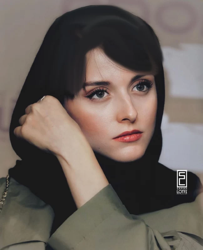 تسلط خیره کننده سارای گرجی به چند زبان 