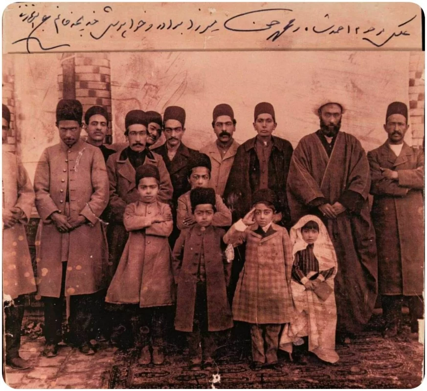 عکس زیرخاکی احمدشاه قاجار همراه خواهرش خدیجه خانم