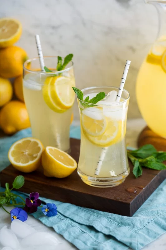 قیمت یک لیموناد در کافه در روزهای گرم تابستان
