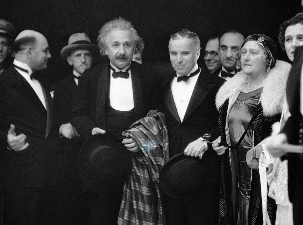 تصویر ترمیم شده با وضوح بالا از دیدار آلبرت انیشتین و چارلی چاپلین