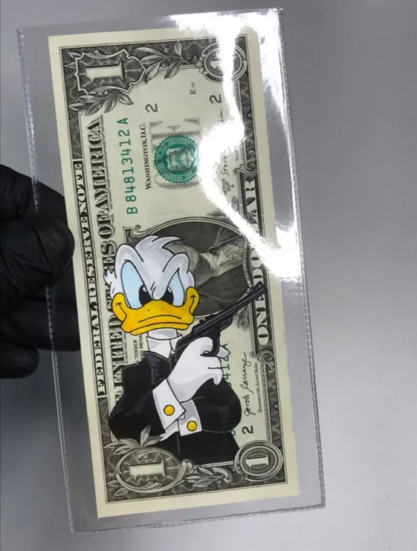 نقاشی شخصیت های کارتونی معروف روی پول کار دستان یک هنرمند