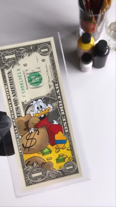 نقاشی شخصیت های کارتونی معروف روی پول کار دستان یک هنرمند