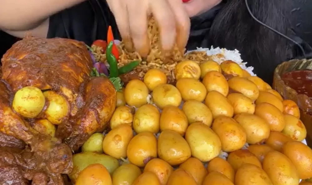 رکورد خوردن 50 تخم مرغ و یک مرغ 3 کیلوگرمی با برنج