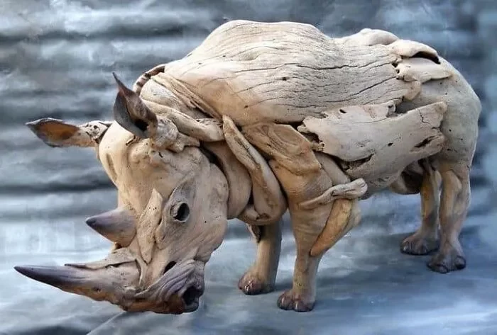 مجسمه چوبی