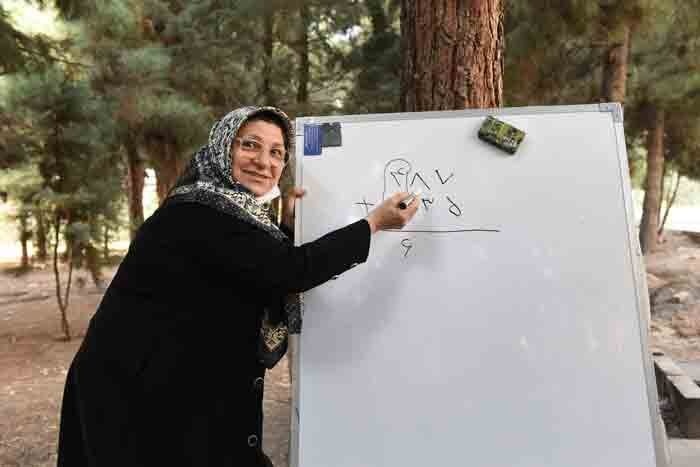 نان آوران کوچک پای درس خانم معلم