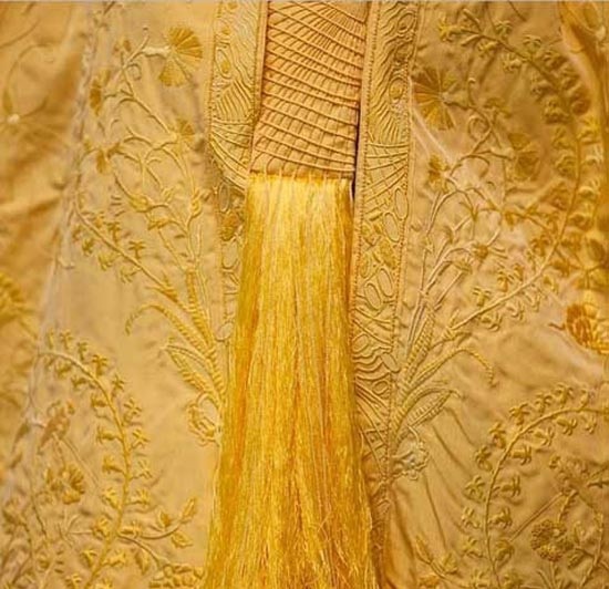 دوختنِ نادرترین لباس دنیا از ابریشم طلایی