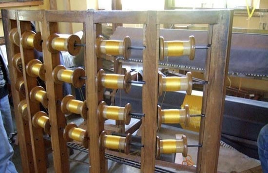 دوختنِ نادرترین لباس دنیا از ابریشم طلایی