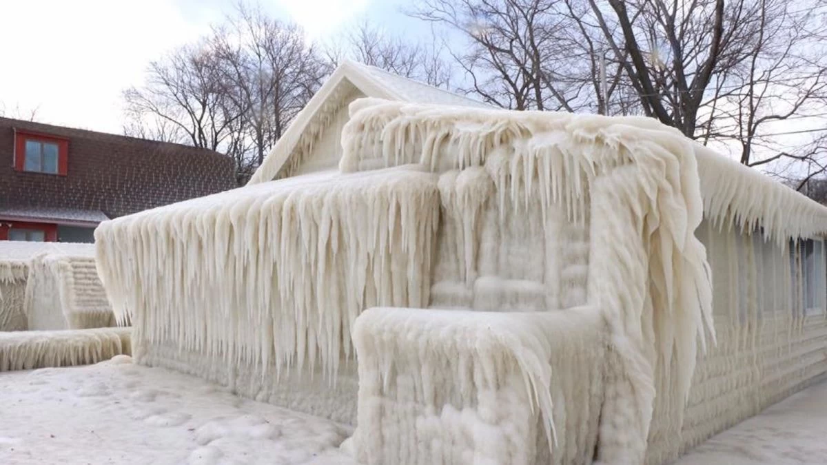 یخ زدن عجیب خانه ها