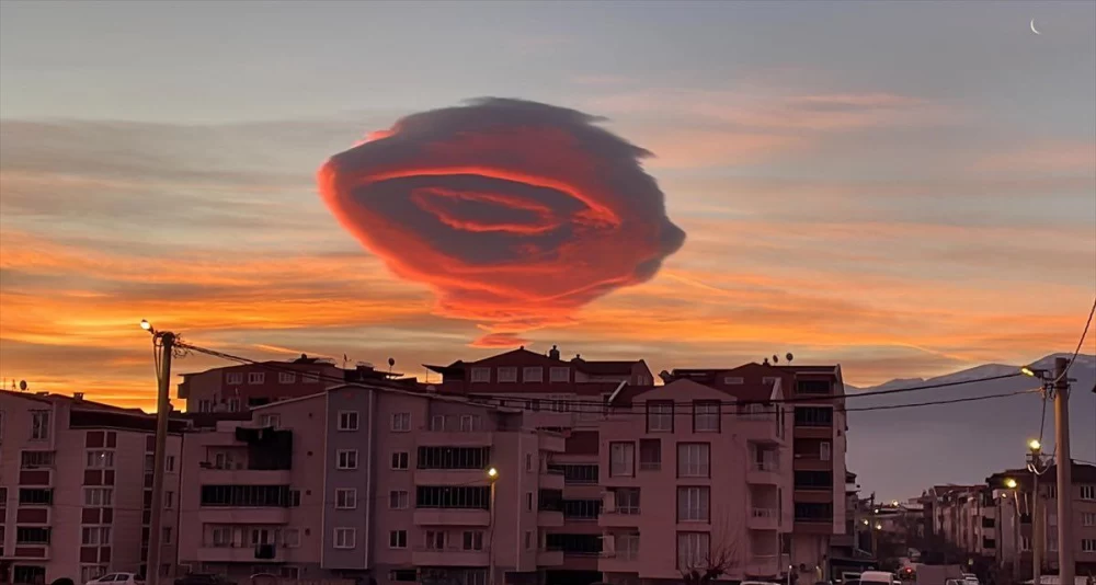 ابر عدسی شبیه بشقاب پرنده در بورسای ترکیه