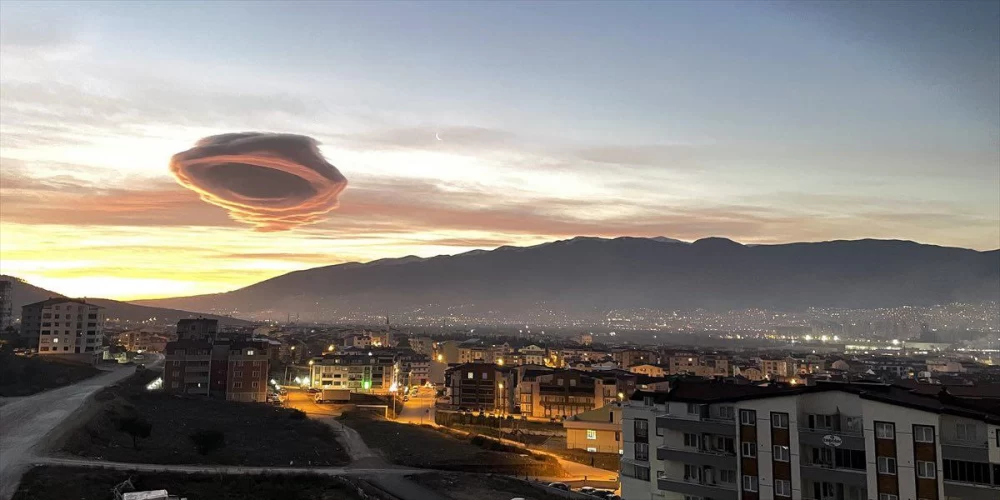 ابر عدسی شبیه بشقاب پرنده در بورسای ترکیه