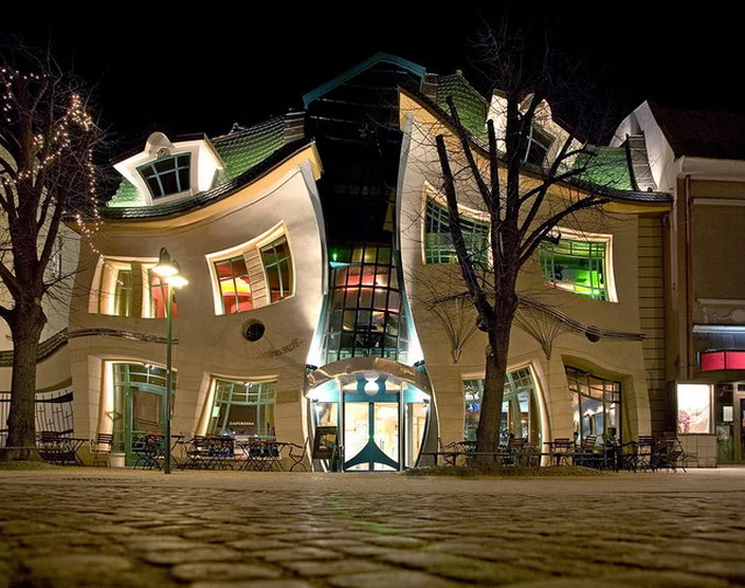 معماری غیر عادی و کج در لهستان