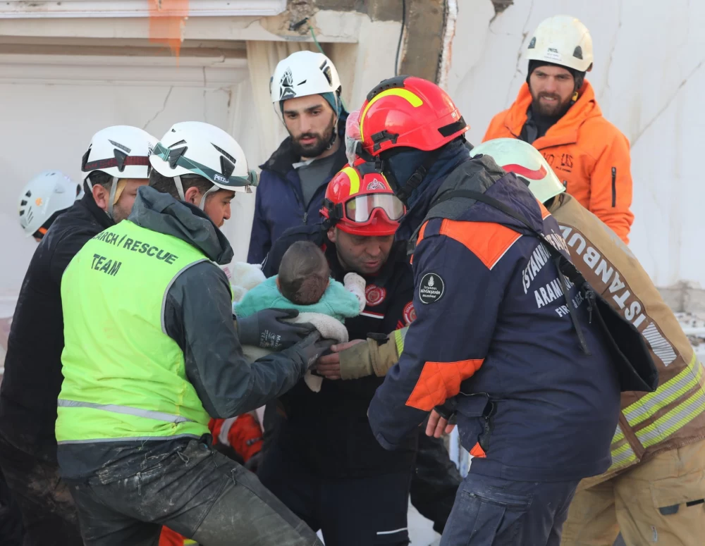 نجات مادر و نوزاد از زیر آوار زلزله ترکیه