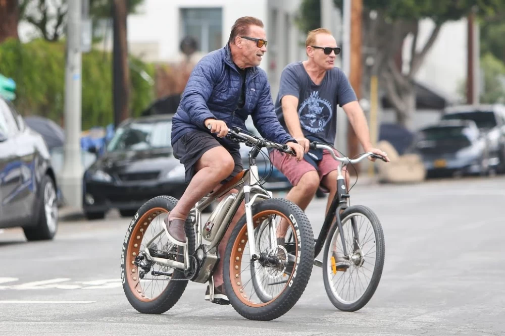 دوچرخه سواری آرنولد شوارتزنگر در ۷۶ سالگی شما را شگفت زده خواهد کرد