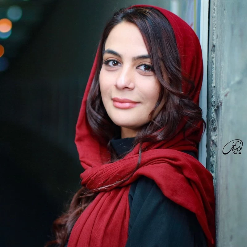 مارال فرجاد/ نقاشی دختری با گوشواره مروارید