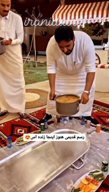 رسم قدیمی غذا خوردن دورهمی در امارات
