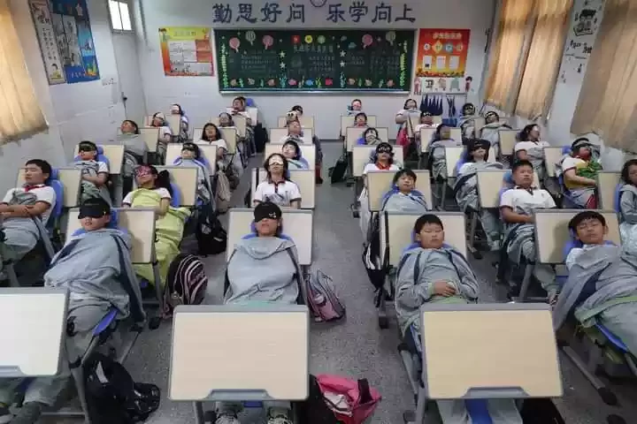 زنگ چرت زدن به جای زنگ تفریح در مدارس چین