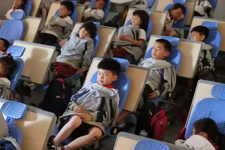 زنگ چرت زدن به جای زنگ تفریح در مدارس چین