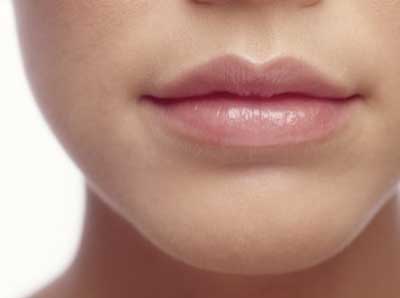 ۶ راه برای درمان ترک خوردگی لب