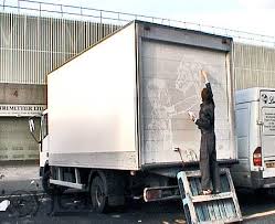 بن لانگ انگلیسی کامیون های آلوده را به نمایشگاه آثارش تبدیل میکند!